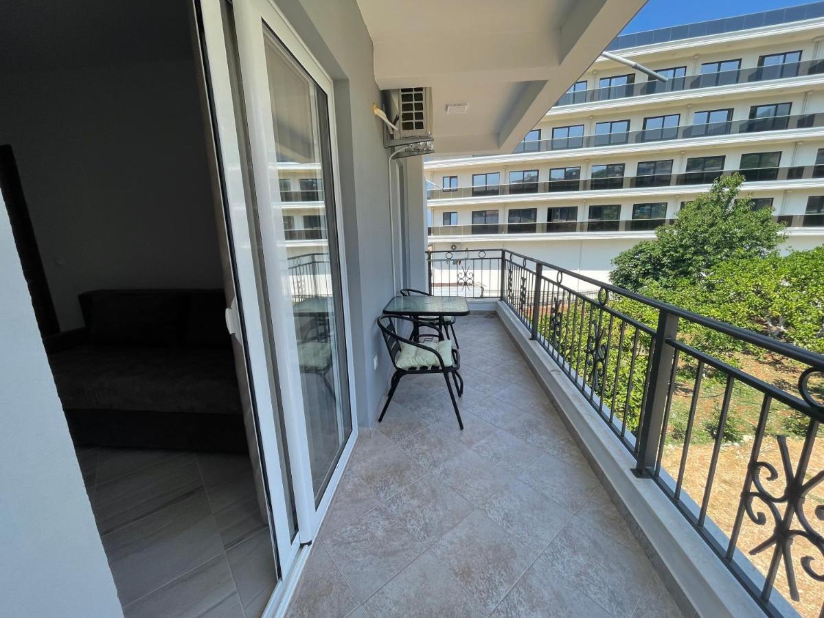 Sea Garden Apartments Добра-Вода Экстерьер фото