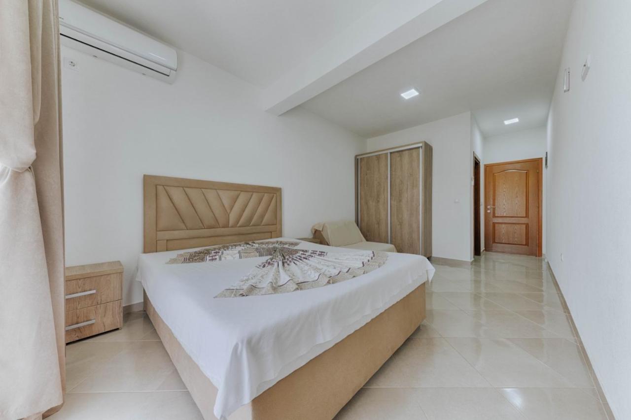 Sea Garden Apartments Добра-Вода Экстерьер фото