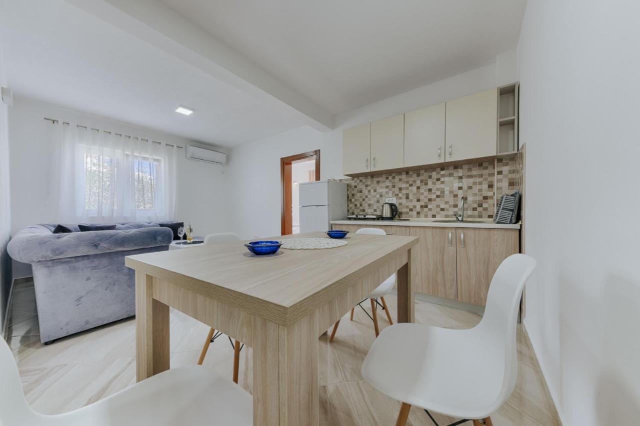 Sea Garden Apartments Добра-Вода Экстерьер фото