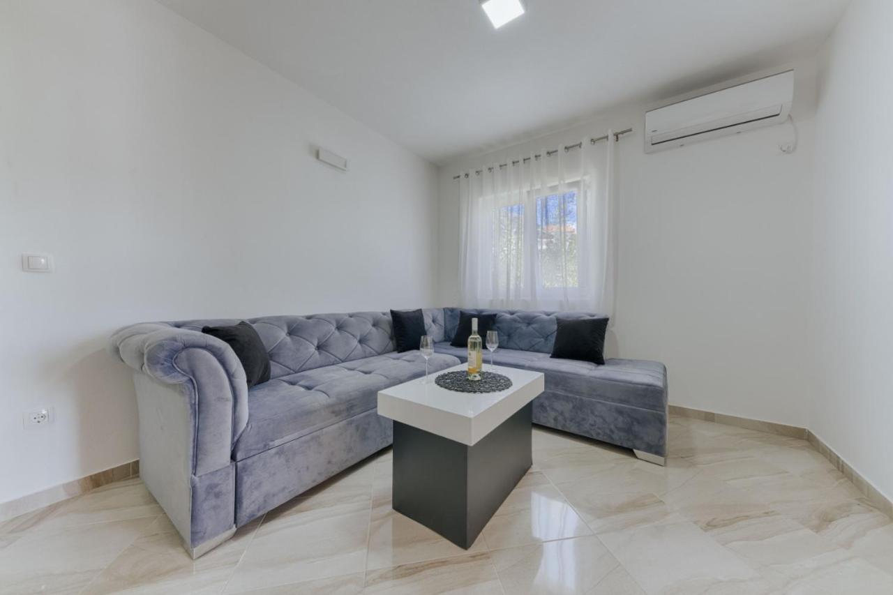 Sea Garden Apartments Добра-Вода Экстерьер фото